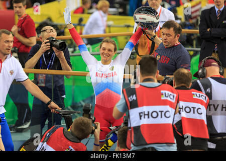 Londres, Royaume-Uni, le 4 mars 2016. 2016 UCI Cyclisme sur Piste Championnats du monde. Le Champion du Monde, Anastasiia Voinova (Russie) célèbre ayant conservé son titre dans le Women's 500m Time-Trial avec un temps de 32.959s (54,613 km/h). Credit : Clive Jones/Alamy Live News Banque D'Images