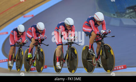 Londres, Royaume-Uni, le 4 mars 2016. 2016 UCI Cyclisme sur Piste Championnats du monde. USA's Women's de poursuite par équipe (Sarah Hammer, Kelly Catlin, Chloe et Dygert Jennifer Valente) a battu l'Australie avec un temps de 4:14,806 (56,513 km/h) au premier tour de se qualifier pour la finale de la médaille d'or contre le Canada. Credit : Clive Jones/Alamy Live News Banque D'Images