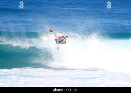 Haleiwa, Hawaii, USA. 4e Mar, 2016. L'Afrique du Sud Jared Houston récupère un peu d'air au cours de la Mike Stewart sur invitation de pipeline sur Oahu Côte Nord à la région de Banzai Pipeline Haleiwa, Hawaii. Credit : csm/Alamy Live News Banque D'Images