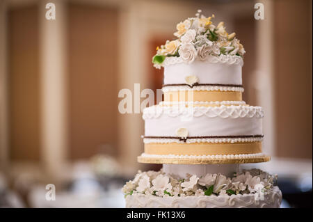 Détails gâteau de mariage avec décoration florale. L'Amour, mariage concepts. Banque D'Images