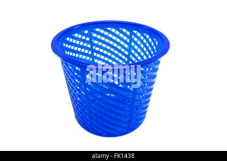 Une photo de panier en plastique bleu sur fond blanc d'isoler. Banque D'Images