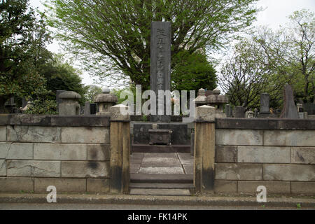 L'un des lieux de sépulture dans le cimetière Yanaka à Tokyo, Japon. Banque D'Images