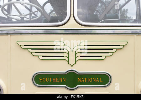 L'arbre vert et crème-comme motif et logo à l'avant d'un bus National Sud vintage à Bristol. Banque D'Images