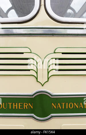 L'arbre vert et crème-comme motif sur un bus d'époque nationale sud restauré à Bristol. Banque D'Images