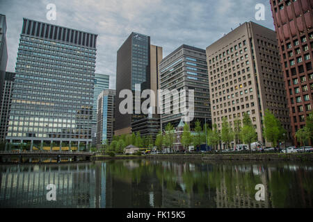 Reflet de la gratte-ciel du centre-ville de Tokyo. Banque D'Images