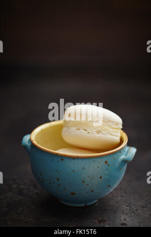 Macarons dans un bol Banque D'Images