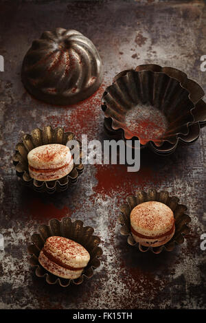 Caramel et chocolat macarons Banque D'Images