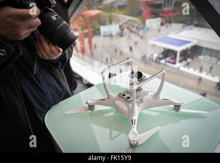 (160305) -- SHENZHEN, 5 mars 2016 (Xinhua) -- Un photographe prend des photos d'un fantôme 4 drone développé par les grands consommateurs chinois-drone bouilloire DJI lors d'un show produit à Shenzhen, province du Guangdong en Chine du sud, le 5 mars 2016. Shenzhen-DJI, fondée sur l'un des principaux fabricants de drones commerciaux et récréatifs pour la photographie aérienne et de la vidéographie, détient près de 70  % de part de marché dans le monde entier, avec l'Europe et l'Amérique du nom de ses plus gros clients. Le DJI Phantom 4 drone, qui a été lancé le 1 mars à New York, a fait ses débuts à Shenzhen samedi. (Xinhua/Mao Siqi Banque D'Images