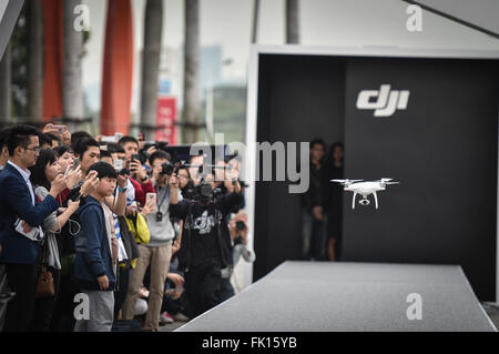 (160305) -- SHENZHEN, 5 mars 2016 (Xinhua) -- Les journalistes regarde un fantôme 4 drone développé par les grands consommateurs chinois-drone bouilloire DJI lors d'un show produit à Shenzhen, province du Guangdong en Chine du sud, le 5 mars 2016. Shenzhen-DJI, fondée sur l'un des principaux fabricants de drones commerciaux et récréatifs pour la photographie aérienne et de la vidéographie, détient près de 70  % de part de marché dans le monde entier, avec l'Europe et l'Amérique du nom de ses plus gros clients. Le DJI Phantom 4 drone, qui a été lancé le 1 mars à New York, a fait ses débuts à Shenzhen samedi. (Xinhua/Mao Siqian)(wjq) Banque D'Images