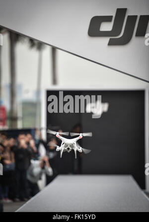 (160305) -- SHENZHEN, 5 mars 2016 (Xinhua) -- Photo prise le 5 mars 2016 montre un fantôme 4 drone développé par grand consommateur chinois-drone bouilloire DJI démontrant son pilote au cours d'un show produit à Shenzhen, province du Guangdong en Chine du sud. Shenzhen-DJI, fondée sur l'un des principaux fabricants de drones commerciaux et récréatifs pour la photographie aérienne et de la vidéographie, détient près de 70  % de part de marché dans le monde entier, avec l'Europe et l'Amérique du nom de ses plus gros clients. Le DJI Phantom 4 drone, qui a été lancé le 1 mars à New York, a fait ses débuts à Shenzhen samedi. Banque D'Images