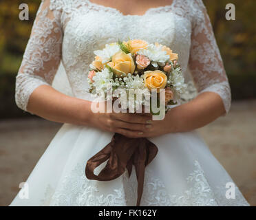 Bouquet dans les mains de la mariée Banque D'Images