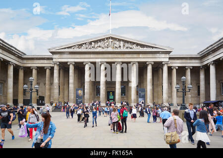 British Museum building avec les gens à Londres Banque D'Images
