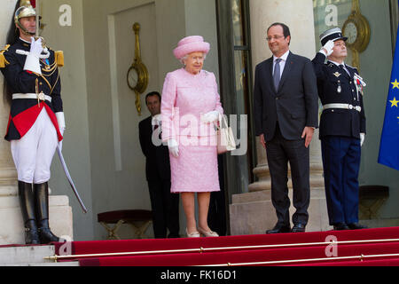 Son Altesse Royale la Reine Elizabeth II a reçu au Palais de l'Élysée par le président français François Hollande Banque D'Images