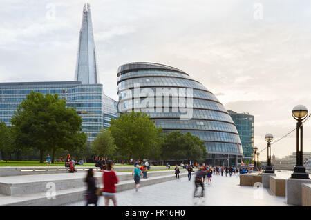 L'Hôtel de Ville et de l'Écharde de bâtiments avec des gens qui marchent en fin d'après-midi en été à Londres Banque D'Images