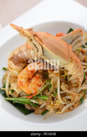 Char kuey teow, nouilles de riz frit célèbre Penang Banque D'Images