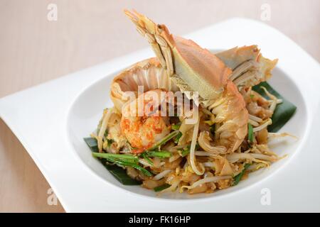 Char kuey teow, nouilles de riz frit célèbre Penang Banque D'Images