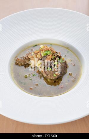 Soupe de boeuf délicieux isolé sur fond blanc. Banque D'Images