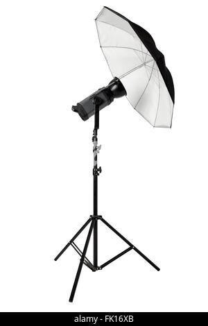 Flash Studio avec parapluie et stand sur blanc, chemin de détourage Banque D'Images