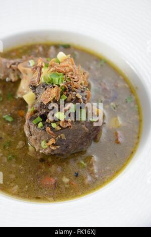 Soupe de boeuf délicieux isolé sur fond blanc. Banque D'Images