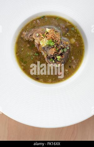 Soupe de boeuf délicieux isolé sur fond blanc. Banque D'Images