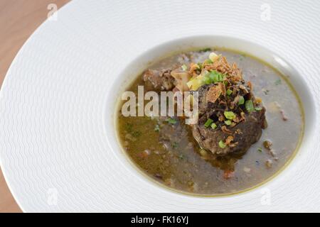 Soupe de boeuf délicieux isolé sur fond blanc. Banque D'Images