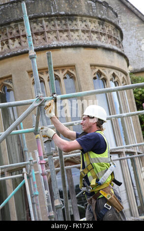 Close-up of a scaffolder travailler chez Tyntesfield House, une demeure seigneuriale appartenant au National Trust près de Bristol Banque D'Images