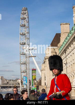 Un classique de la scène touristique de Londres avec un homme habillé comme un soldat garde Coldstream Banque D'Images