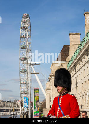 Un classique de la scène touristique de Londres avec un homme habillé comme un soldat garde Coldstream Banque D'Images