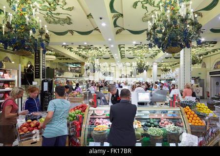 L'intérieur du magasin Harrods, zone d'épicerie avec des gens à Londres Banque D'Images