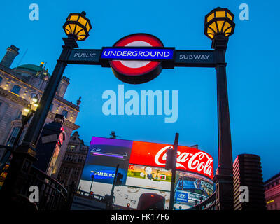 La station de métro Piccadilly Banque D'Images