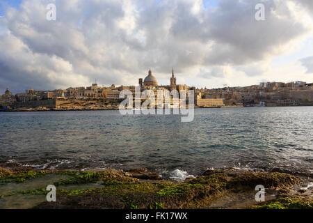 Donnant sur la Crique de Sliema à Floriana, La Valette, Malte. Banque D'Images