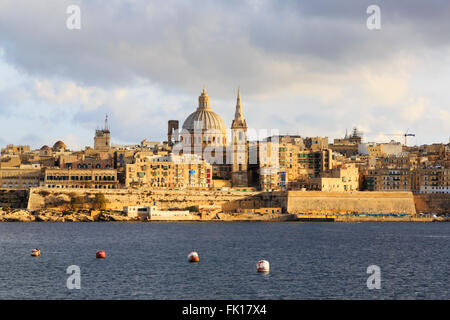 Donnant sur la Crique de Sliema à Floriana, La Valette, Malte. Banque D'Images