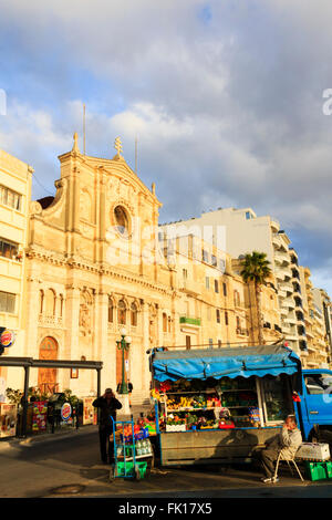 Commerçant de fruits et légumes à l'extérieur de l'Église de Jésus de Nazareth, Tas Sliema, La Valette, Malte. Banque D'Images