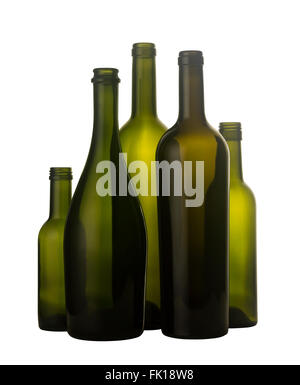 Vue avant verticale d'un groupe de bouteilles de vin vides de différentes tailles, formes et couleur isolé sur fond blanc. Banque D'Images