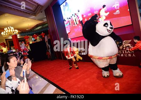 (160305) -- MACAO, 5 mars 2016 (Xinhua) -- Photo prise le 5 mars 2016 illustre personnage de Po le Panda dans le film Kun Fu Panda 3 à la première du film dans le sud de la Chine, Macao. (Xinhua/Ka Kam Cheong)(wjq) Banque D'Images