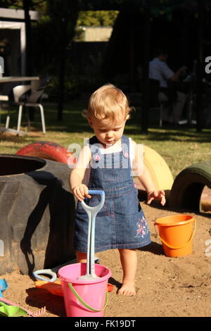 Baby Girl jouer dans le sable Banque D'Images