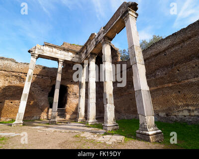 Hall avec les colonnes doriques à Villa Adriana, la Villa d'Hadrien, près de Tivol - Rome, Italie Banque D'Images