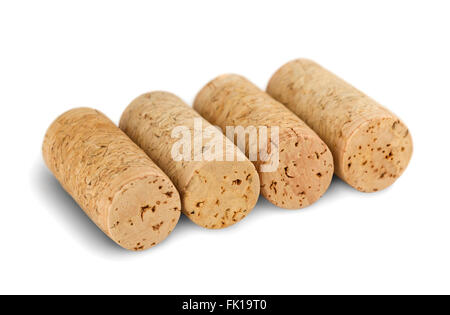 Quatre wine corks disposés en une rangée, isolé sur fond blanc Banque D'Images