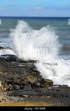 Éclaboussures des vagues et s'écraser sur un piton rocheux Banque D'Images