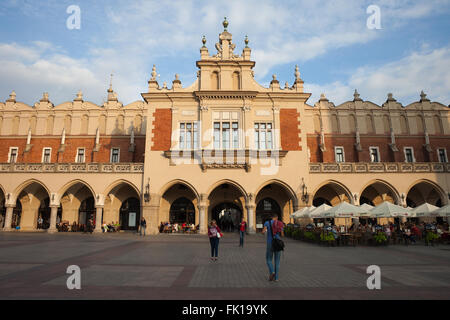 Ville de Cracovie en Pologne, Halle aux Draps Sukiennice - centre commercial sur la place du marché principal de la vieille ville au coucher du soleil Banque D'Images