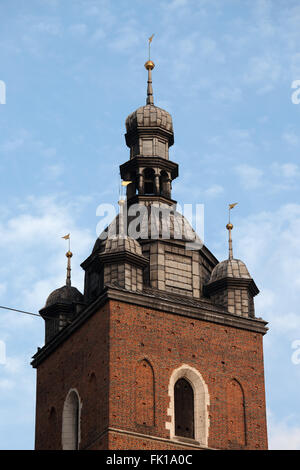 Pologne, Krakow (Cracovie), sommet de la tour inférieure, détails architecturaux de la Basilique Sainte Marie Banque D'Images