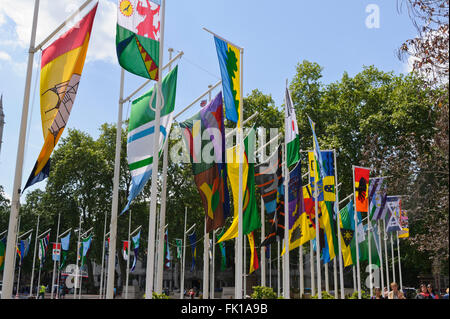 Un grand nombre de drapeaux internationaux colorés en place du Parlement, Londres, Royaume-Uni. Banque D'Images