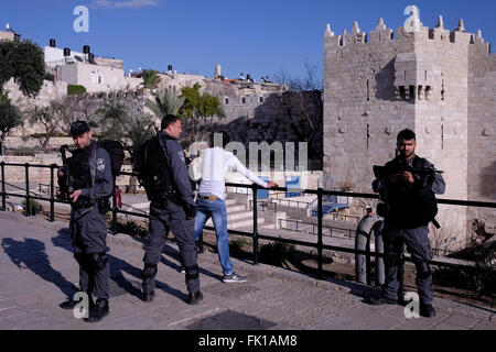 Les forces de sécurité israéliennes contrôler jeune palestinien à l'entrée de la Porte de Damas à l'extérieur de la vieille ville de Jérusalem Israël Banque D'Images