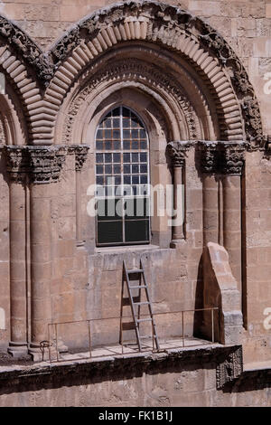 L'immeuble de bain qui s'appuie contre un rebord de fenêtre dans la partie supérieure de la façade de l'église du Saint-Sépulcre qui a été laissé dans le 18e siècle lorsqu'un accord a été conclu entre les six différentes sectes chrétiennes qui partagent l'église que nul ne peut déplacer, réorganiser, ou altérer autrement toute la propriété sans le consentement de tous les six. vieille ville Jérusalem Israël Banque D'Images