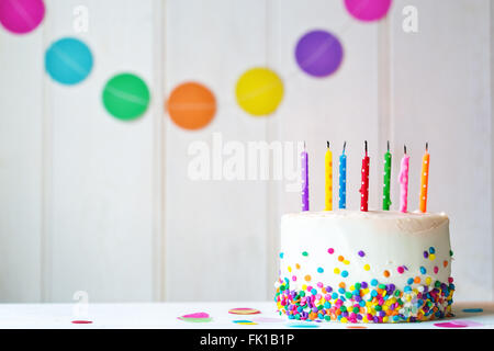 Gâteau d'anniversaire avec bougies soufflées Banque D'Images