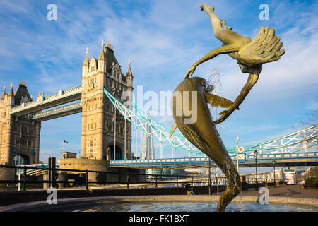 Fille avec un dauphin près de Tower Bridge Banque D'Images