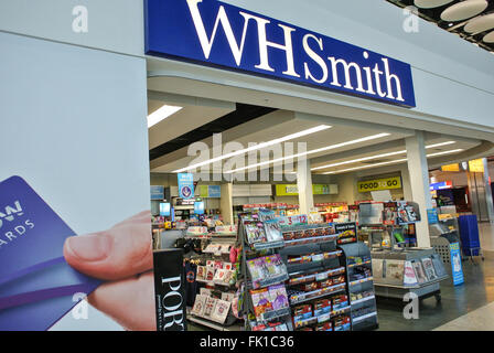 WH Smith store d'Heathrow de Londres Banque D'Images