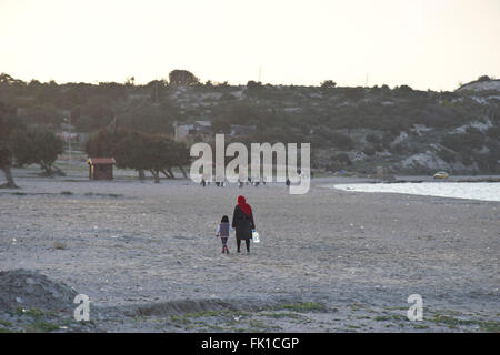 Réfugiés de l'Afghanistan sur la voie d'être remplies par des passeurs pour les prendre à la Grèce en Cesme, Izmir, Turquie Banque D'Images