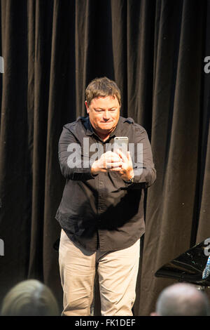 Birmingham, UK. 5 mars, 2016. Mike Brewer de l'émission 'Wheeler Dealers' prend une vidéo de l'auditoire avec son téléphone pendant une séance de questions et réponses à la restauration et Salon de voitures à NEC, Birmingham, le samedi 5 mars 2016. Crédit : Rob Carter/Alamy Live News Banque D'Images