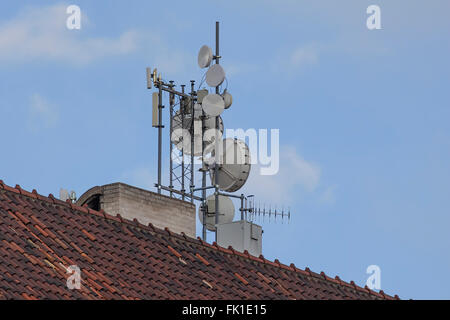 Différents types d'antennes sur un toit de bâtiment historique Banque D'Images